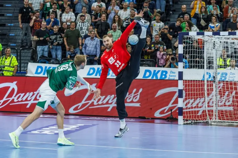 Cobrança de uma penalidade de 7 metros num jogo de andebol